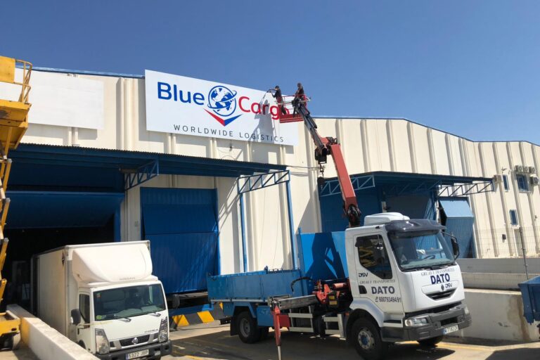 Instalación Rótulo con camión pluma