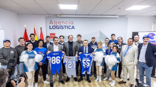 Presentacion Camioneros de Coslada, con Blue Cargo Crane, foto de Jose Ramón Gómez Presentacion Camioneros de Coslada, con Blue Cargo Crane, foto de Jose Ramón Gómez
