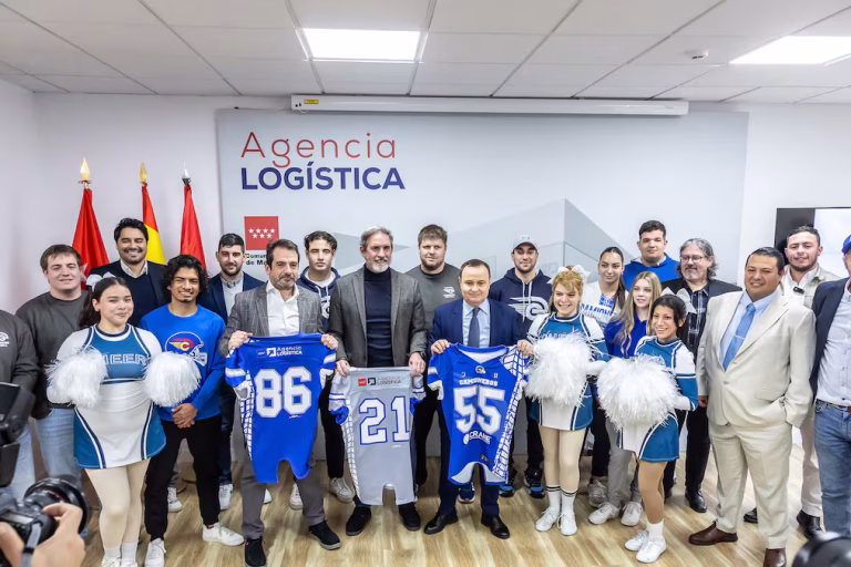 Presentacion Camioneros de Coslada, con Blue Cargo Crane, foto de Jose Ramón Gómez Presentacion Camioneros de Coslada, con Blue Cargo Crane, foto de Jose Ramón Gómez